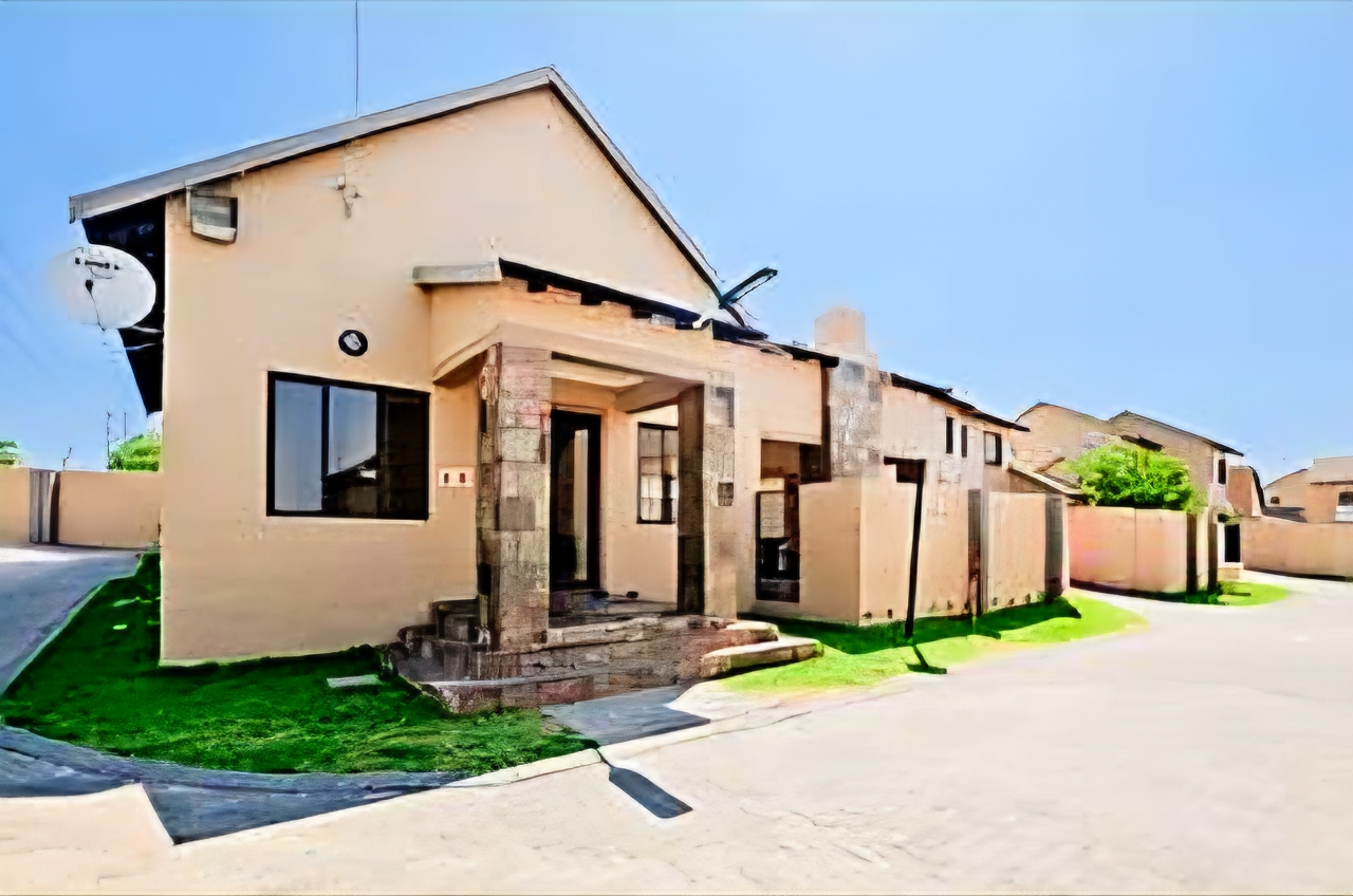 3 Bedroom 2 bathroom with 2 garage town house in summer set. Midrand